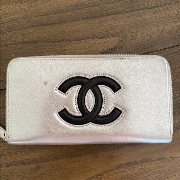 CHANEL Handbags - 🩷🩷SOLD🩷🩷CHANEL Metallic Coco Mark Silver Wallet with Black Logo